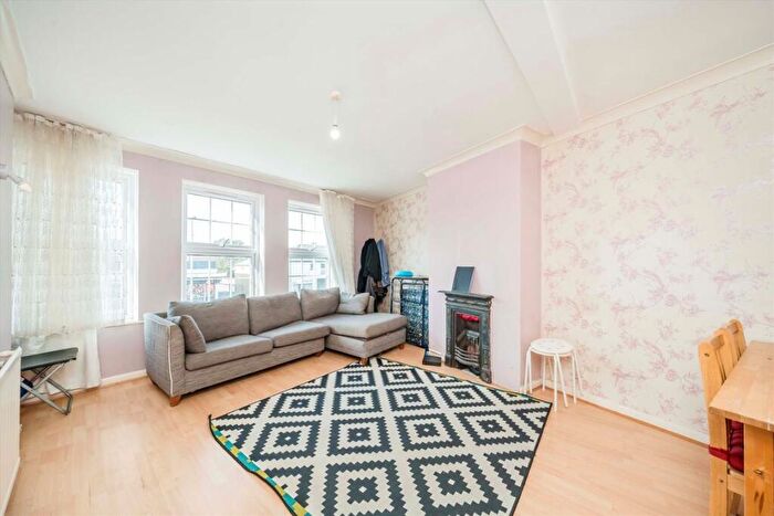 1 Bedroom Flat For Sale In Hook Road, Chessington, KT9