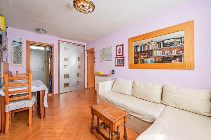 2 Bedroom Flat For Sale In Farnworth House, Canary Wharf, London, E14