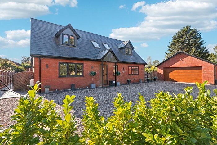4 Bedroom Detached House For Sale In Bedford Road, Holwell, Hertfordshire, SG5